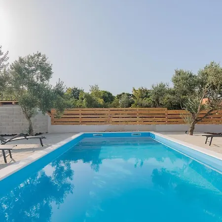 Brand New Mavi With Swimming Pool דראגה